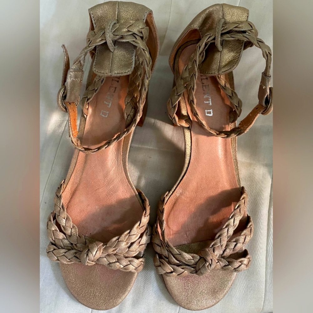 Silent D Raxiera Gold Leather block heel sandals sz 38